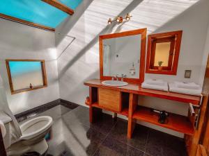 Comunidad YumaniEcolodge K'arasirca的一间带水槽、镜子和卫生间的浴室