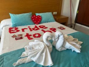 埃尔阿雷纳尔Hotel Selva Arenal的床上有毛巾,有心和玫瑰