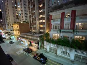 香港Happy valley apartment 1000sp香港跑馬地最中心地帶3房一套+工人房奢華装修公寓，的享有夜间城市街道的景色,汽车