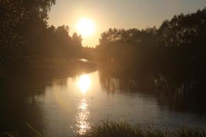 SmaltāniKrastmslas的一条阳光反射在水面上的河流