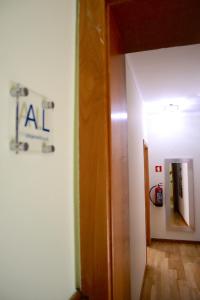 LavradioApartamento O Limoeiro, Barreiro - Lisboa的一间房间里带消防栓的走廊