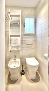 比萨Casa Clementina的浴室配有白色卫生间和盥洗盆。
