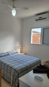 大普拉亚Sol Mar Pousada的一间卧室设有蓝色的床和窗户。