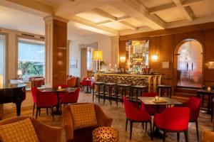 佛罗伦萨西纳维拉美迪齐傲途格精选酒店的一间带桌椅的餐厅和一间酒吧