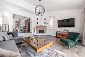 米利尼Luxury Vila Divina-Exceptional privacy的客厅配有沙发和桌子