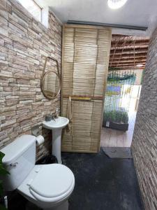 曼克拉Mancora Sunset House的浴室配有白色卫生间和盥洗盆。