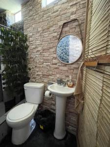 曼克拉Mancora Sunset House的浴室配有白色卫生间和盥洗盆。