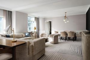 费城费城威斯汀酒店的客厅配有沙发和桌子