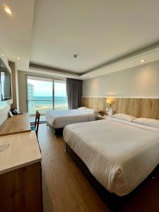 卡塔赫纳Wyndham Garden Cartagena的酒店客房设有两张床,享有海景。