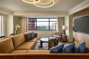 丹佛丹佛丽思卡尔顿酒店的带沙发和平面电视的客厅