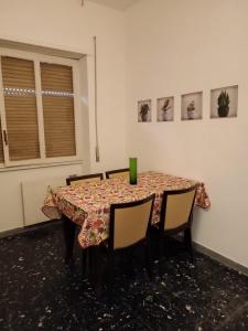 罗马Romamor 2的餐桌、椅子和桌布