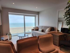 克诺克－海斯特Appart Noah SeaFront的带沙发的客厅,享有海景