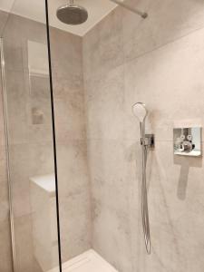 克诺克－海斯特Appart Noah SeaFront的浴室里设有玻璃门淋浴