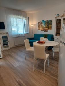 莫诺波利La Preferita Appartamento vista lato Mare的客厅配有桌子和蓝色沙发