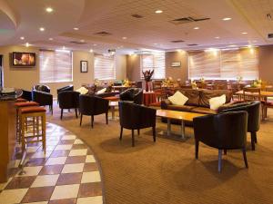 切斯特菲尔德切斯特菲尔德宜必思中心酒店集镇店的一间带沙发和桌椅的餐厅