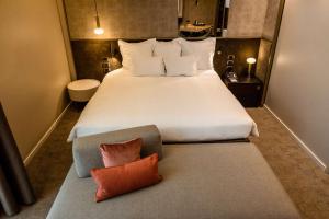 奎托·迪·特雷维索BHR特拉维索酒店的卧室配有一张带两个枕头的大白色床