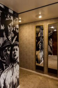 奎托·迪·特雷维索BHR特拉维索酒店的一间设有海报的客房,张贴了著名的著名著名著名著名著名著名名人名人名人名下的海报