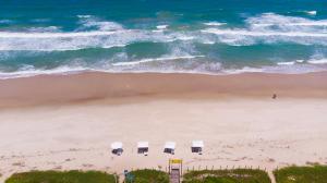 拉巴拉德纳圣米格尔薇瓦巴拉酒店的享有海滩的空中景致,配有椅子和海洋