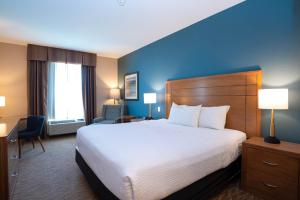 斯阔米什桑德曼斯阔米士酒店的酒店客房设有一张大床和蓝色的墙壁。