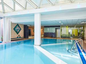 圣海伦斯Mercure St Helens的大楼内一个蓝色的大型游泳池