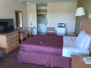 森特勒利亚Centralia Inn的酒店客房设有一张大床和一台电视。