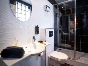 巴黎Ibis Styles Paris Batignolles的浴室配有卫生间、盥洗盆和淋浴。