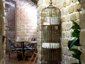 巴黎Ibis Styles Paris Batignolles的鸟笼,在桌子的房间