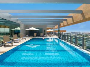 吉达Swissotel Living Jeddah的建筑物屋顶上的游泳池
