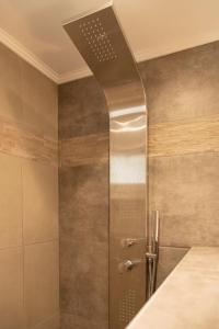 斯达林The 50/50 Luxury Apartments的浴室里设有玻璃门淋浴