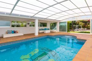 马拉加Ohana Luxury Villa with Heated Pool的一个带大型天花板的室内游泳池