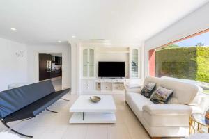 马拉加Ohana Luxury Villa with Heated Pool的带沙发和电视的客厅