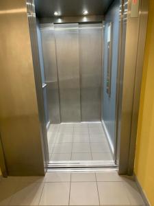 里尔Place verte 2302的浴室内带玻璃门的步入式淋浴间