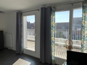 里尔Place verte 2302的客房设有带窗帘的窗户和阳台。