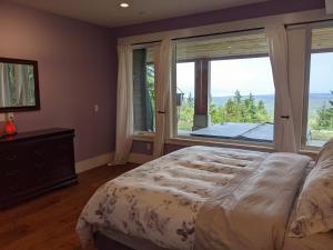夸利库姆海滩Mountain House of Wonder的一间卧室设有一张床和一个大窗户