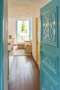 巴拿马城Best location - Luxury and charming loft的走廊设有蓝色门和客厅