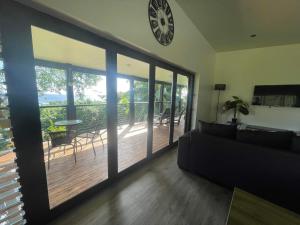 阿瓦鲁阿Tematas Mountain Villa的客厅配有沙发和墙上的时钟