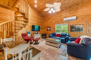 佩恩堡Serenity Escape Treehouse on 14 acres near Little River Canyon的带沙发和电视的客厅