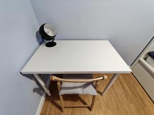 特伦特河畔斯托克Joshua Court Single Room的一张带椅子和灯的白色书桌