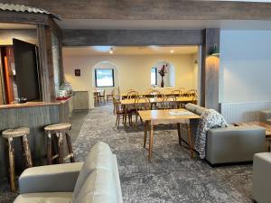 佩里舍峡谷流浪汉小屋酒店的一间在房间内配有桌椅的餐厅
