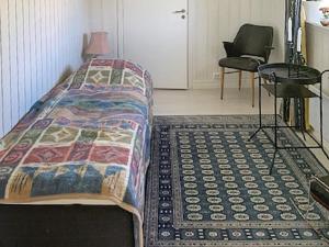 GagnefHoliday home GAGNEF的一间卧室配有一张床、一把椅子和地毯