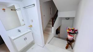 艾西拉Dar Yema的白色的浴室设有水槽和楼梯
