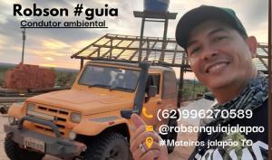 MateirosPousada Status Jalapão的持着卡车照片的人