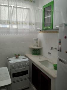特雷索波利斯Fonte da Serra的白色的厨房配有炉灶和水槽