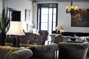 卡尔斯库加博福斯酒店的带沙发、椅子和台灯的客厅