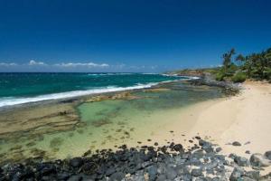 帕依亚North Shore of Maui - 2bd-2bath的晴天,海滩上拥有岩石和海洋
