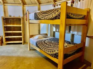 卡诺阿斯德蓬萨尔Waltako Beach Culture的一间卧室配有两张双层床。
