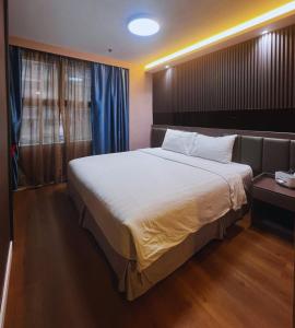 香港Hennessy Hotel的一间卧室,卧室内配有一张大床