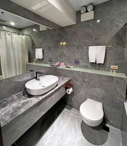 香港Hennessy Hotel的一间带水槽和卫生间的浴室