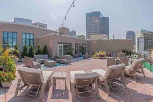 克利夫兰Beautiful Condo/Rooftop Patio With Free Parking的一座带桌椅的庭院和一座建筑