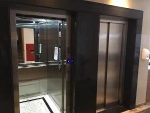 弗洛里亚诺波利斯Apto climatizado -garagem的一座带玻璃门的建筑中的电梯